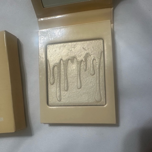 Kylie Cosmetics Pressed Illuminating Powder - Picture 4 of 5